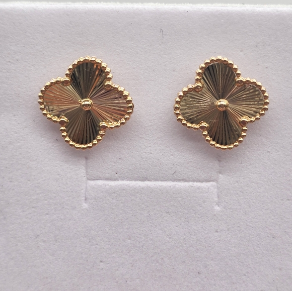 18K Yellow Gold Stud Earrings Clover Flower 12mm Real Au750 NEW Cute Au7… - Picture 7 of 12